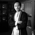 老師著黑外套